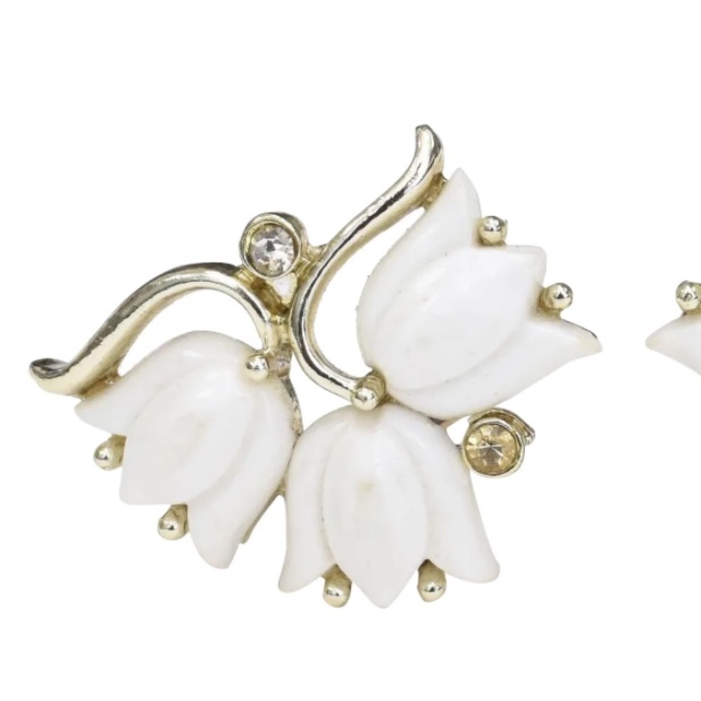 Elegant Kramer White Tulip Thermoset Clip-On Earrings Designer Signed - Picture 13 of 13
